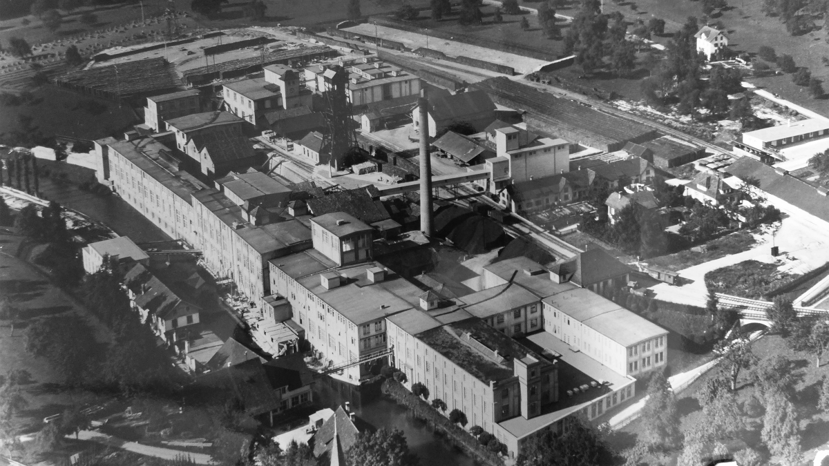 Das «Papieri-Areal» 1933. Bis vor kurzem wurde dort Papier produziert. Da die Cham Paper Group die Papierproduktion nach Italien verlagert hat, wird das Fabrikareal nun umgenutzt.