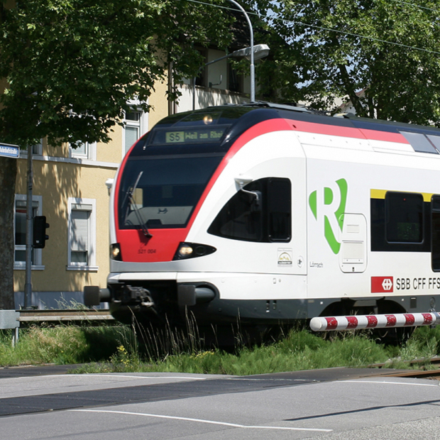 Regio S-Bahn der Linie S5 in Lörrach auf dem Weg nach Weil am Rhein