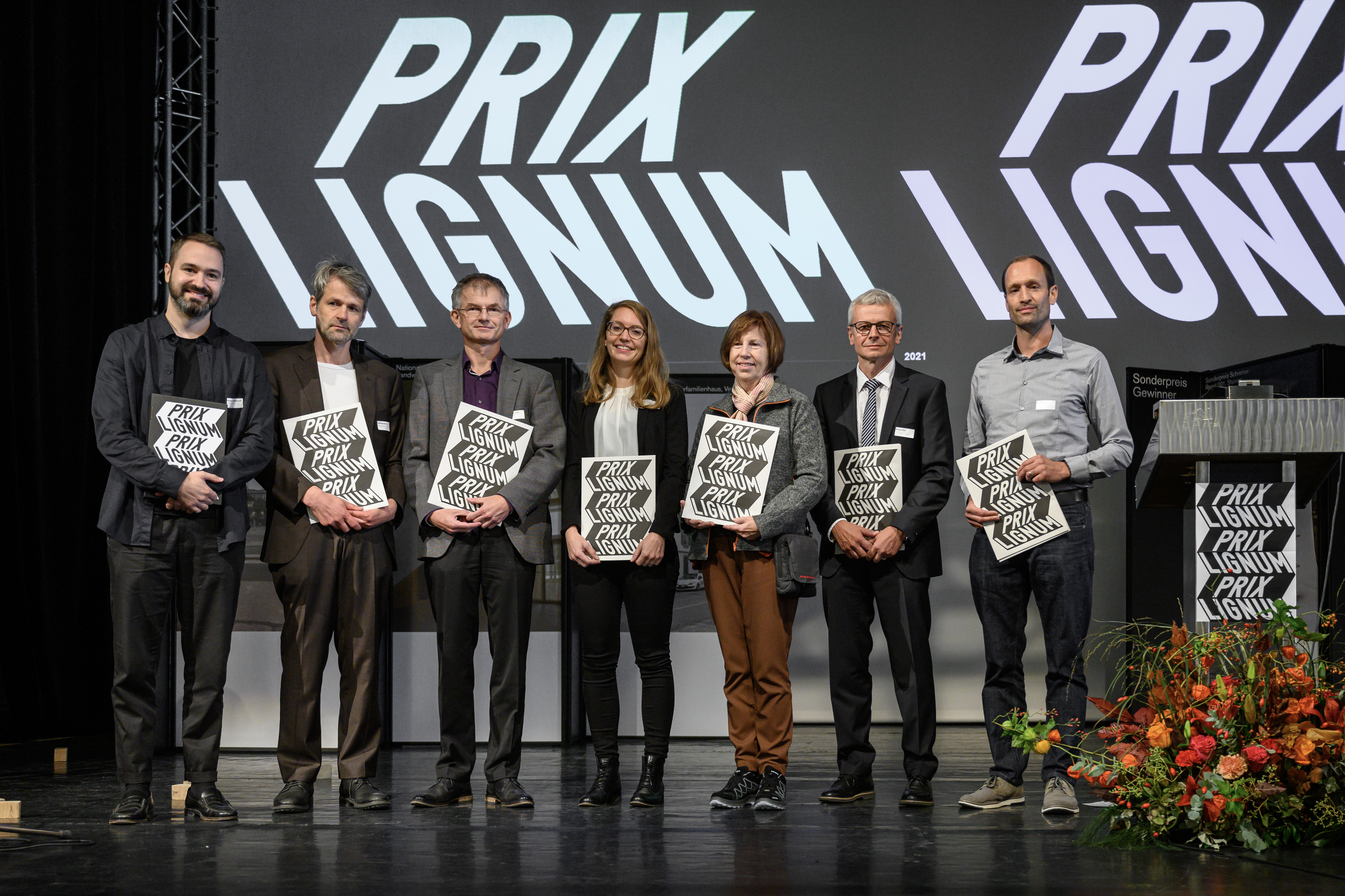 Die Preisträger des Prix Lignum erhalten ihre Urkunden: Christoph Haas nahm die Auszeichnung für EBP entgegen