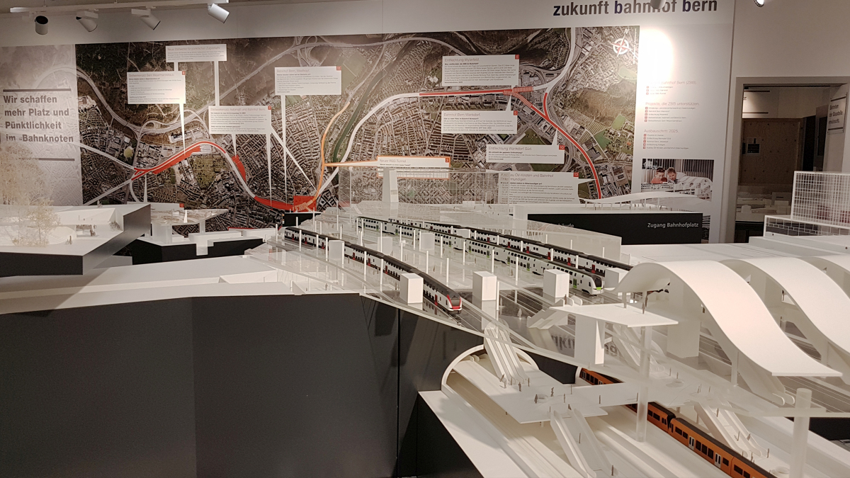 Modell des neuen Bahnhofs im Showroom