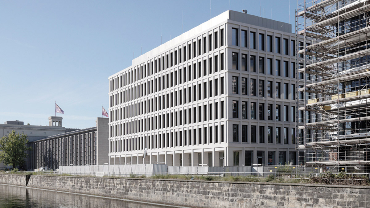 Located on the Spandau Ship Canal, next to Berlin’s main railway station and across from the Department of Commerce, the new building offers the unique advantage of being in the heart of the city and nonetheless surrounded by green.
