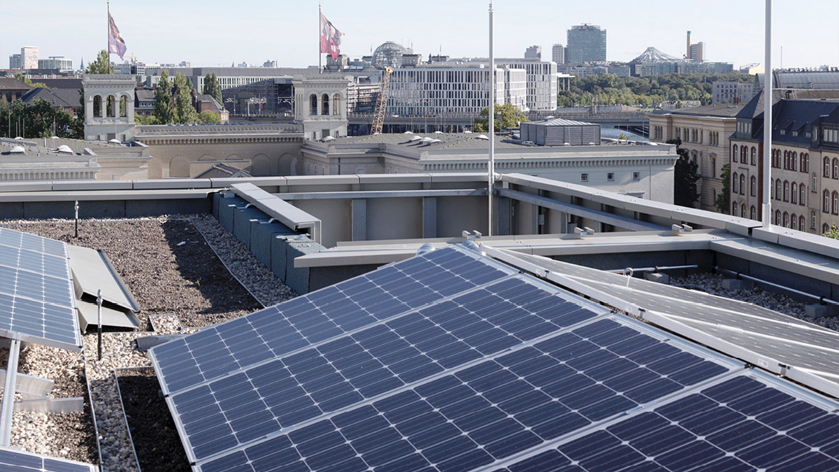 Einen Grossteil des Stroms für die Gebäudetechnik liefert die Photovoltaik-Anlage.