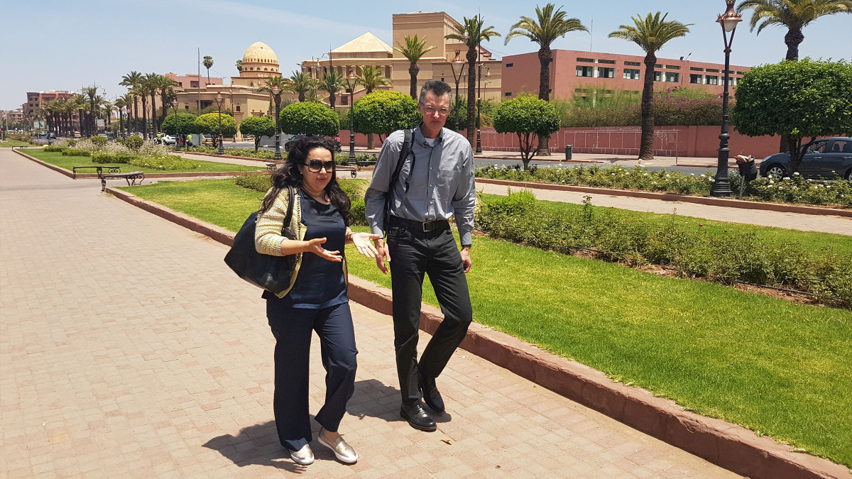Heute werden diese Grünflächen in Marrakesch noch mit Grundwasser bewässert. Unser Wasserexperte Martin Rauber diskutiert mit der lokalen Partnerin Dalila Loudyi, wie sich stattdessen aufbereitetes Abwasser und Regenwasser dafür nutzen lassen.
